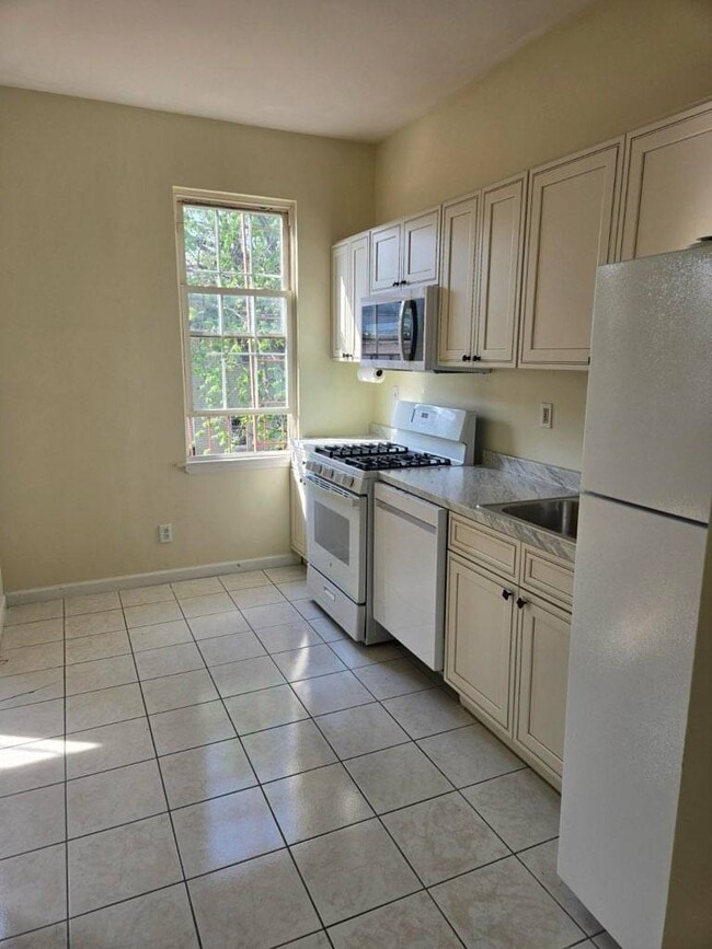 Foto del edificio - 121 Weirfield St