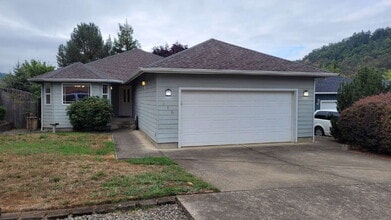 Building Photo - 310 Village Dr