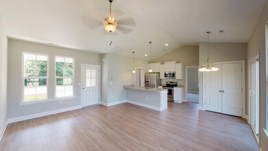Building Photo - 5 Racquet Club Dr