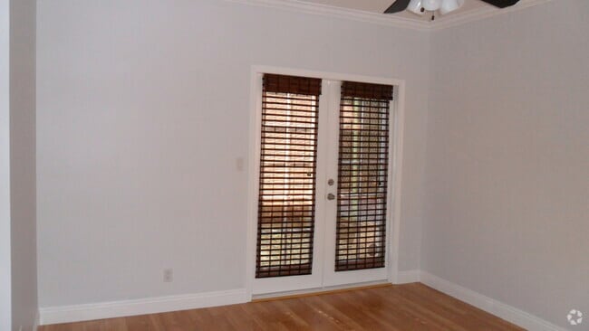 Building Photo - 909 N Poinsettia Pl