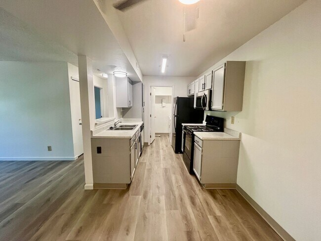 Building Photo - 1 bed 1 bath condo w/ in unit laundry