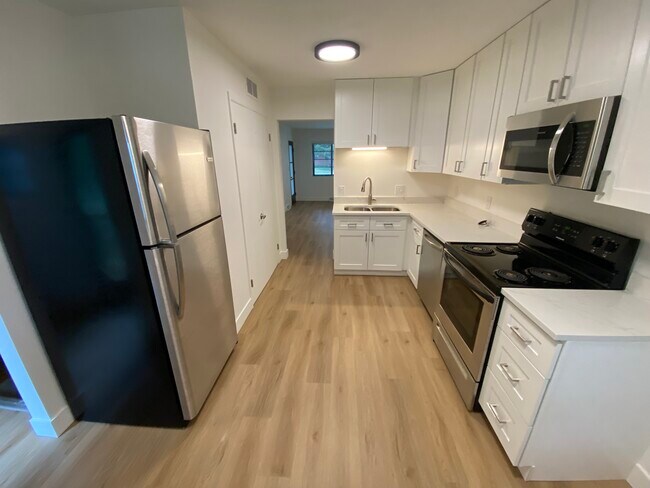 cocina en la parte trasera de la unidad - 1108 Constitution Ave