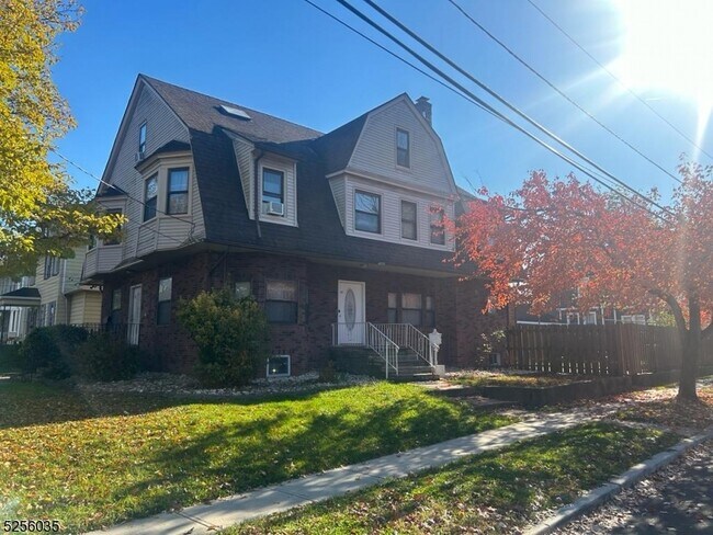 Foto del edificio - 302 E 3rd Ave