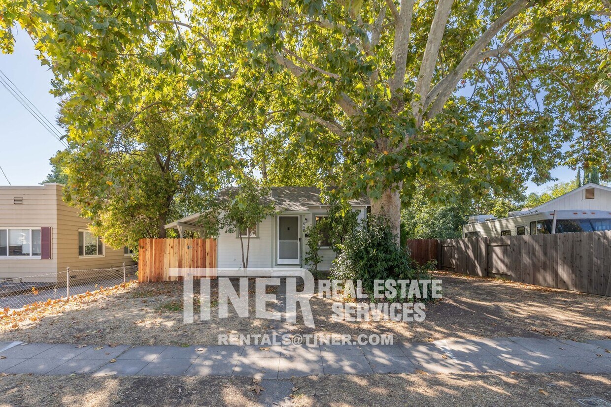 Primary Photo - Charming Roseville Cottage