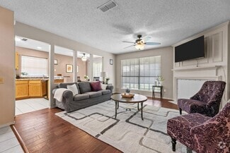 Building Photo - Stylish Fort Worth Home Near Chisholm Trail!