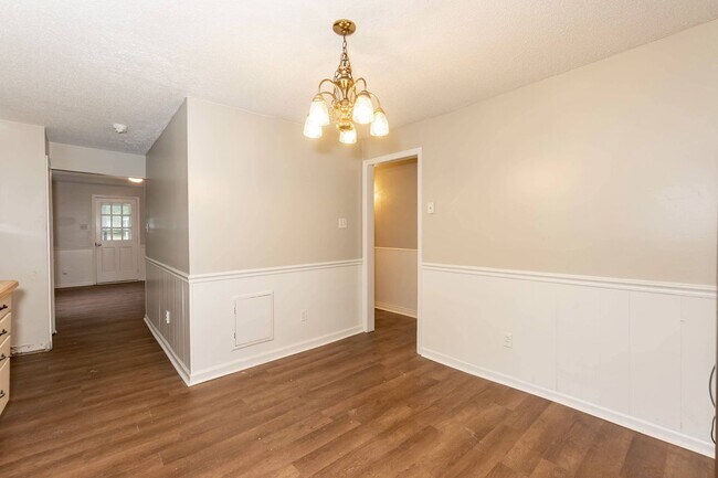 Foto del edificio - Three Bedroom Home!