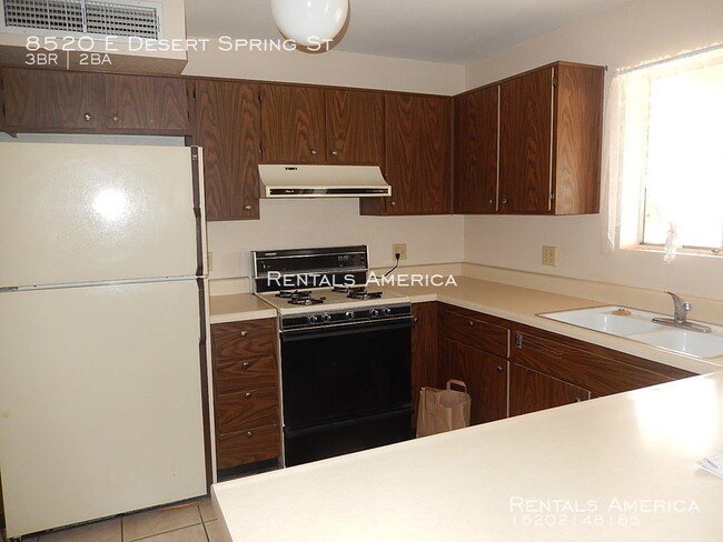 Building Photo - Great East Side Home on the Golf Course