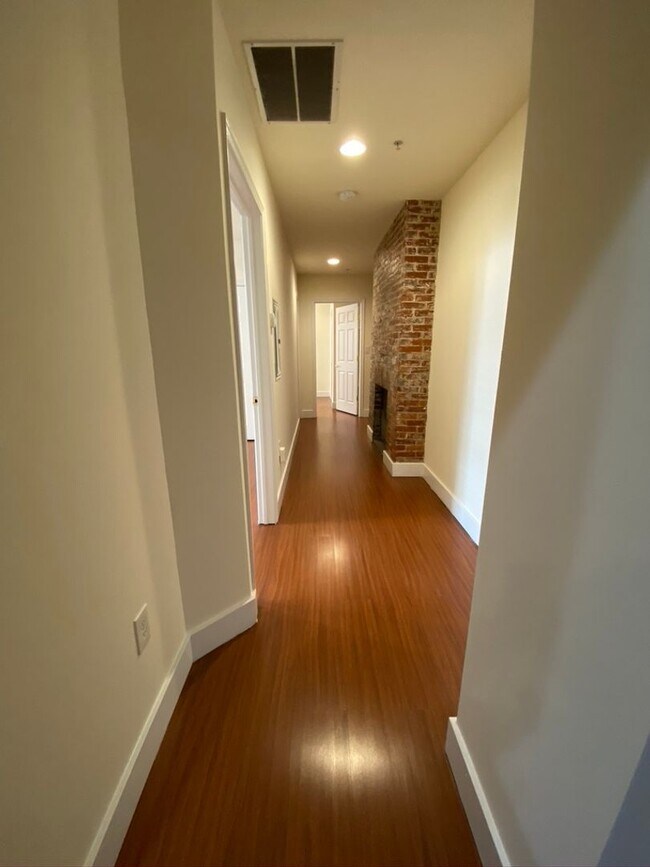 Foto del edificio - Sophisticated 2 Bedroom, 2 Bath w/ Hardwoo...
