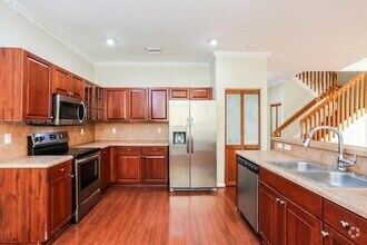 Building Photo - 1560 SW 194th Ave