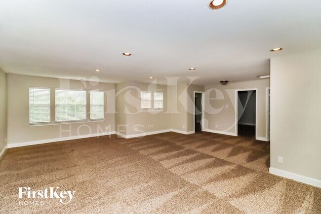Foto del edificio - 332 Farm Springs Dr