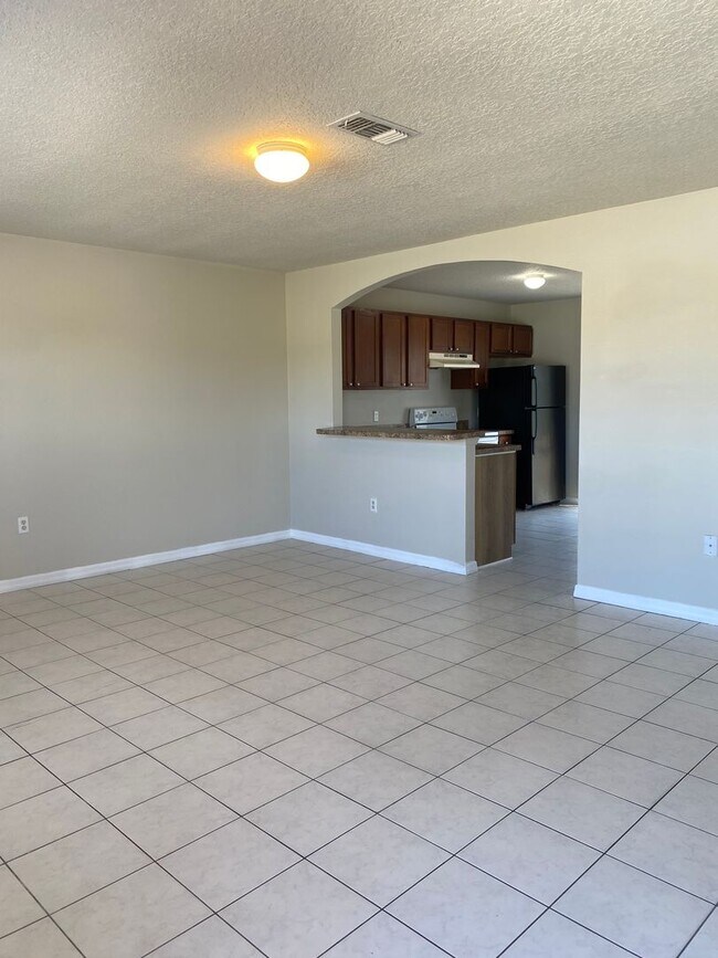 Building Photo - 3 Bedroom, 1 bathroom Duplex Winter Haven!