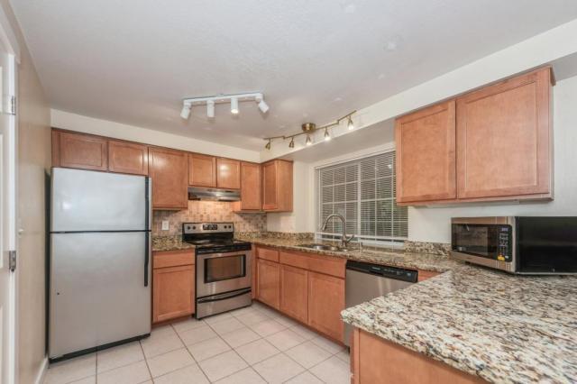 Building Photo - 2 bedroom in Kirkland WA 98034