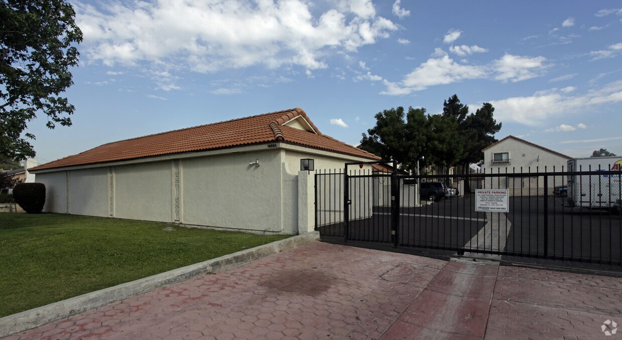Primary Photo - Casa Linda Apartments