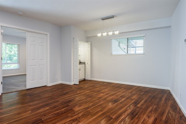 Building Photo - Fabulous Remodeled Penthouse Unit