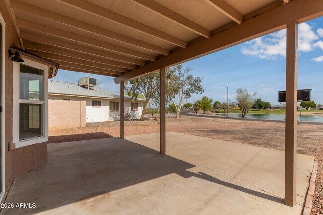 Foto del edificio - 11437 W Lakeshore Dr