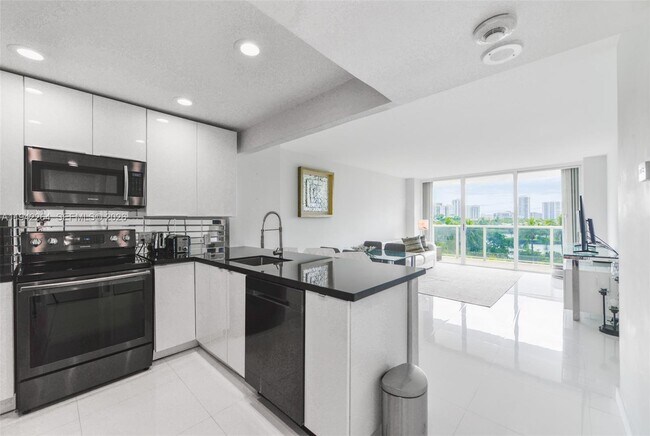 Foto del edificio - 3625 N Country Club Dr