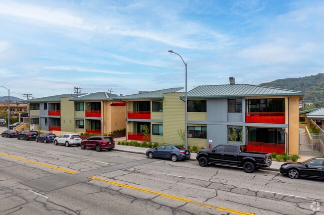 Alt Building - Honolulu Hills Condominiums