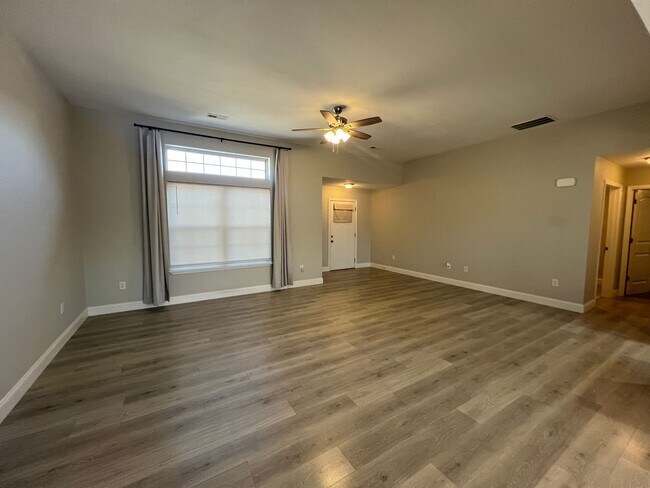 Foto del edificio - Stunning 3 Bedroom Home on Andrews Drive
