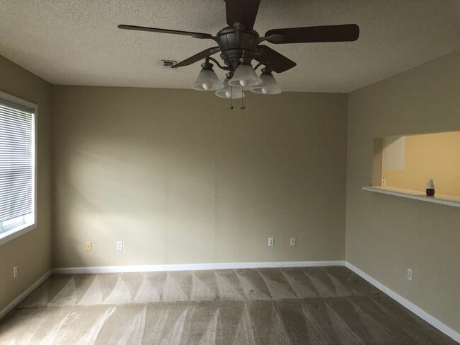 Building Photo - Foxhill Commons!!  NEW CARPET..