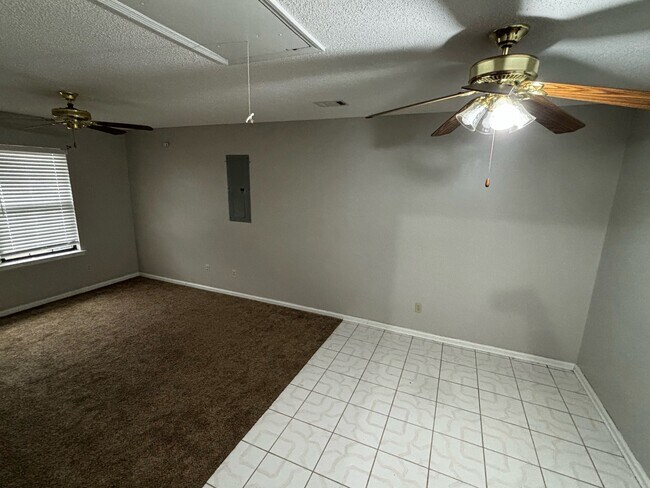 Building Photo - 867 Birchwood Ln