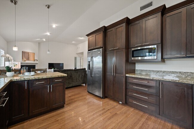Foto del edificio - 6861 E 10th St