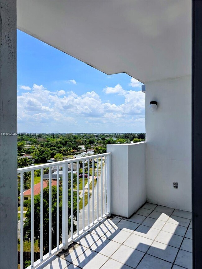 Foto del edificio - 1200 NE Miami Gardens Dr