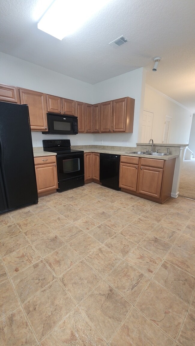Building Photo - Lovely 2 bedroom move-in ready condo locat...
