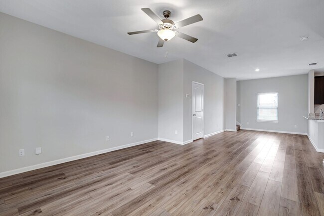 Building Photo - ***MOVE-IN SPECIAL: TWO WEEKS FREE***Well-...