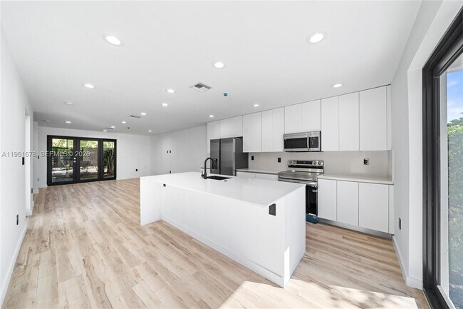 Building Photo - 11 NE 51st St