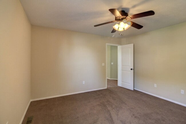 Building Photo - 3 Bedroom in Ozark!