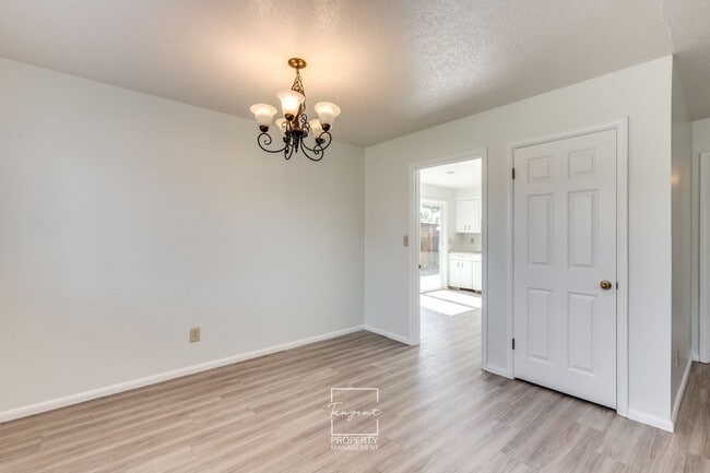 Building Photo - Bright and Spacious 3 BR, 1.5 BA Ranch in ...