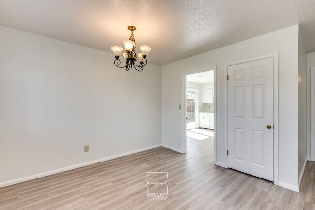 Foto del edificio - Bright and Spacious 3 BR, 1.5 BA Ranch in ...
