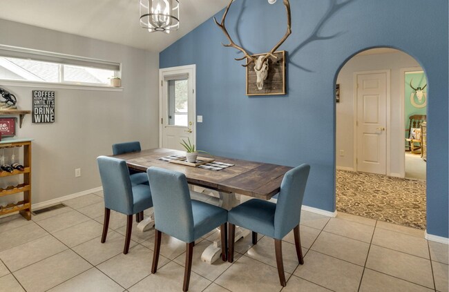 Building Photo - AVAILABLE NOW - 3 bedroom, 2 bath home in ...