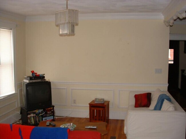 Foto del edificio - JUNE 4bd/2ba 1450sqft w/parking