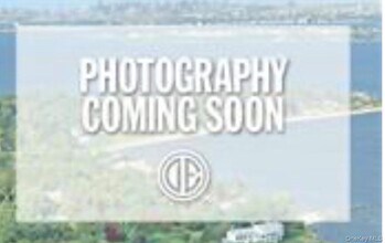 Building Photo - 362 W Merrick Rd