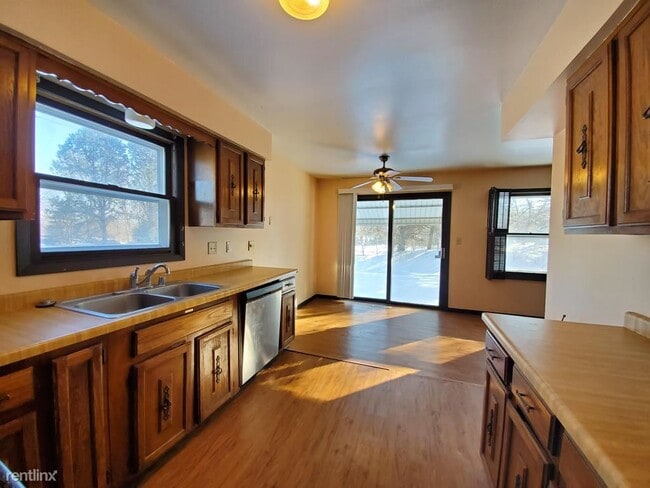 Building Photo - 3 br, 2.5 bath Townhome - 16515 Dane Ct E
