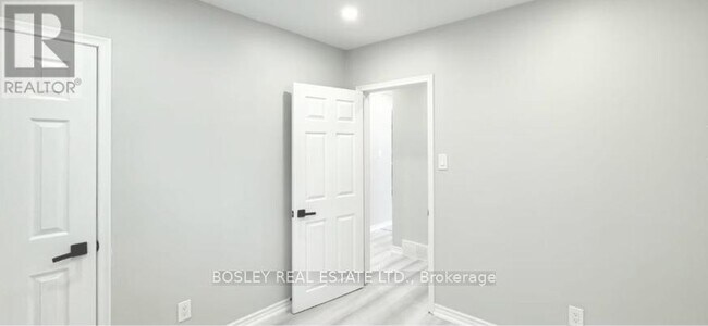 Photo du bâtiment - 100 Fairway Rd N