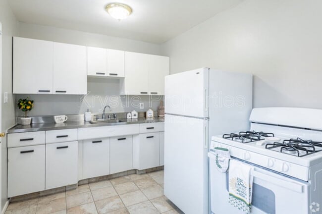 Building Photo - 2052 Red Robin Ln