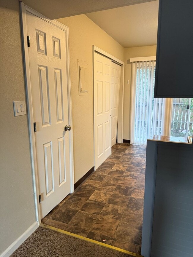Building Photo - 49 Royal Crest Dr