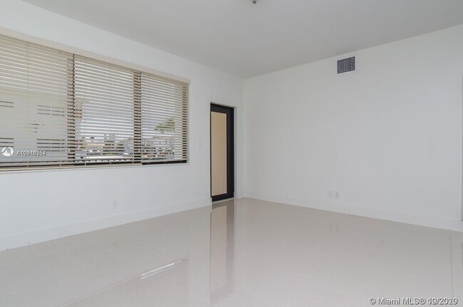 Building Photo - 1795 Normandy Dr