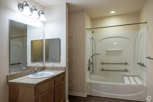 2 habitaciones, 1 baño, 858 pies cuadrados, baño - ABBINGTON AT THE PARK