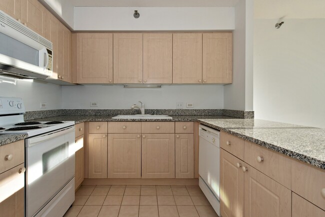 Building Photo - 512 N McClurg Ct