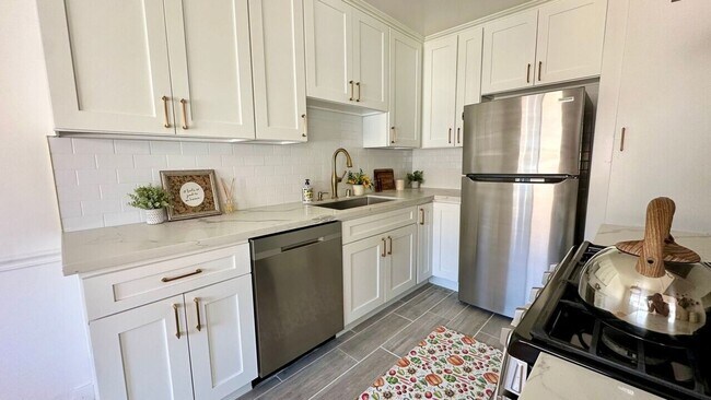 Foto del edificio - Spacious 1 & 2 Bedroom Apartments