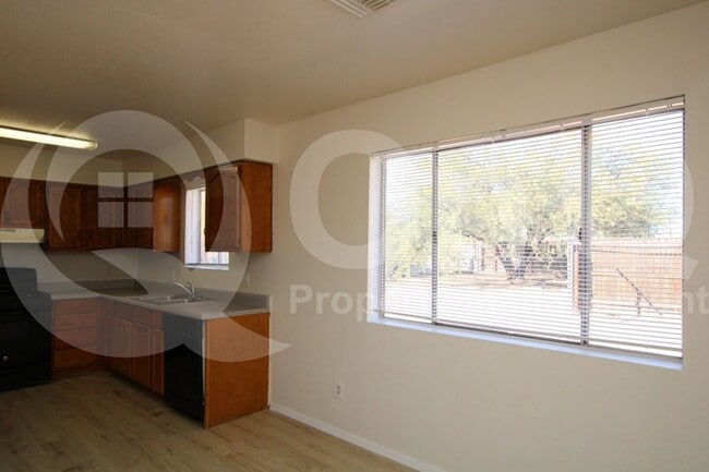 Building Photo - 510 W Melrose Dr