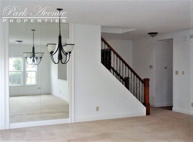 Foto del edificio - 121 Farm Springs Rd