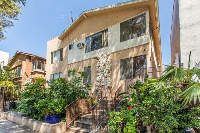 Foto del edificio - 930 N Stanley Ave