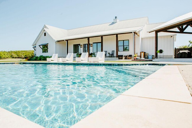 Foto del edificio - 2300 W Fitzhugh Rd