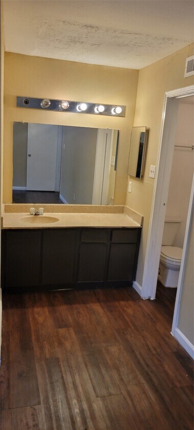 Foto del edificio - 7200 W T C Jester Blvd