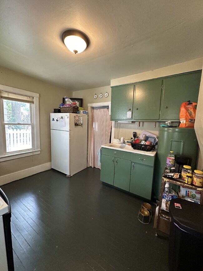 Foto del edificio - 1 Bed 1 Bath single family home near UWEC Available June 1st! Fenced in yard!