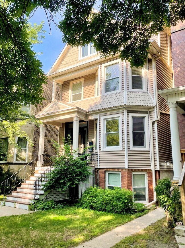 Building Photo - 4327 N Damen Ave